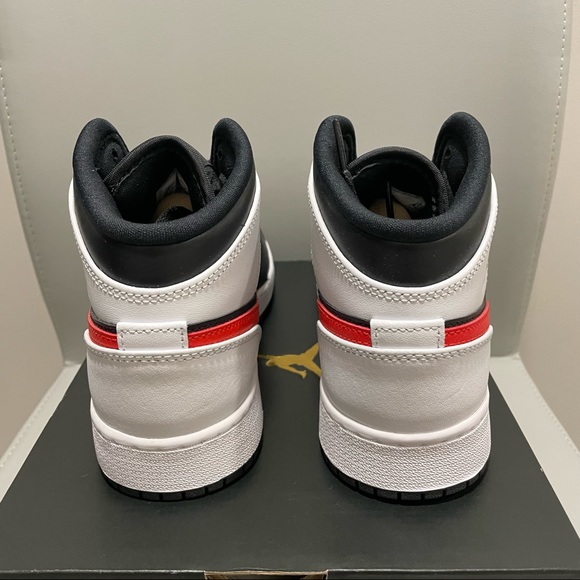 2021 Nike Air Jordan 1 Mid 'Chile Red' Size 5Y or 6.5 Women - Picture 7 of 10